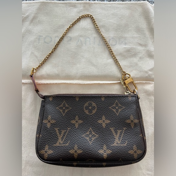 Louis Vuitton Mini Pochette Accessoires in Monogram - Picture 2 of 6